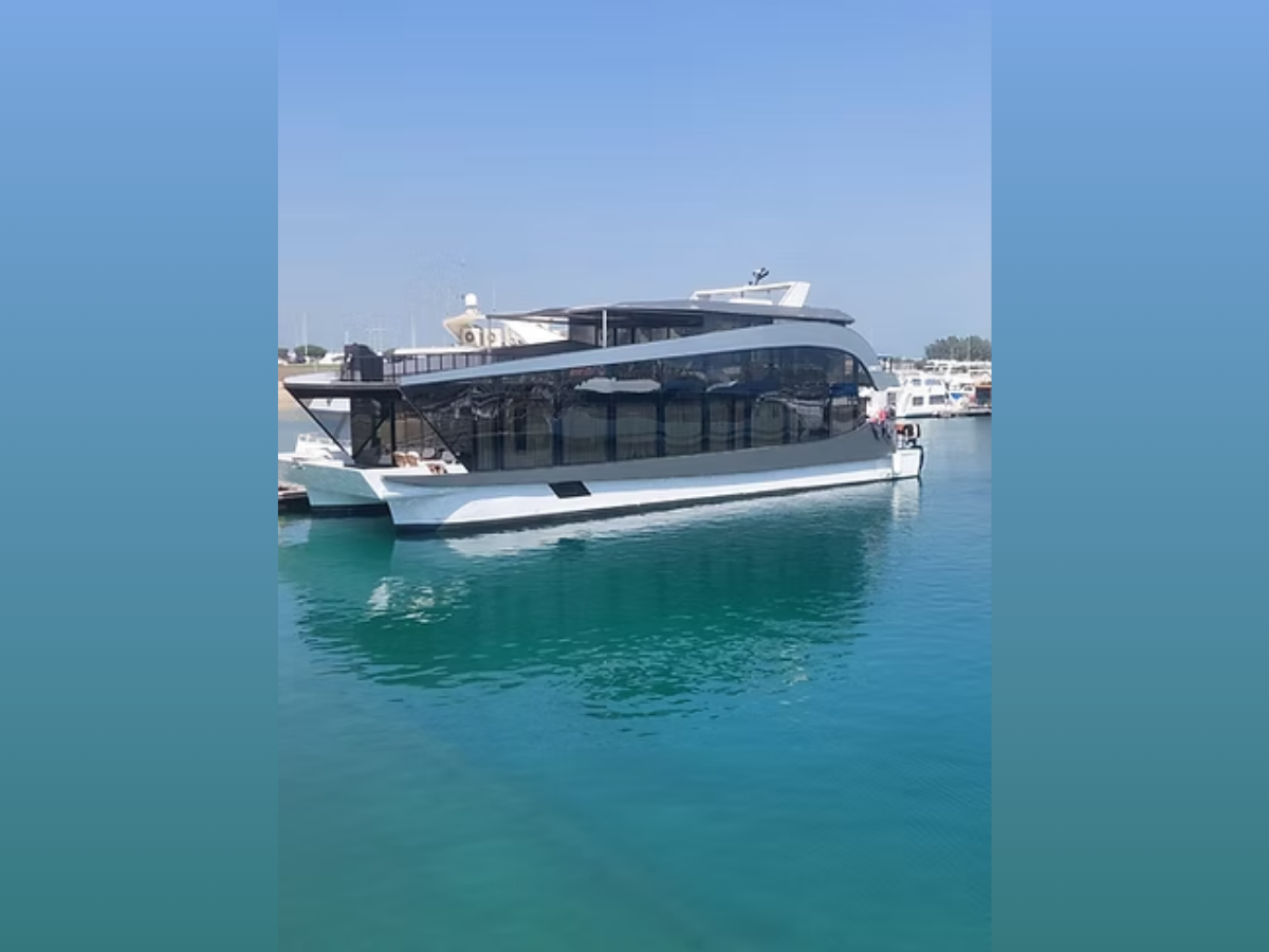 Luxx Black Houseboat