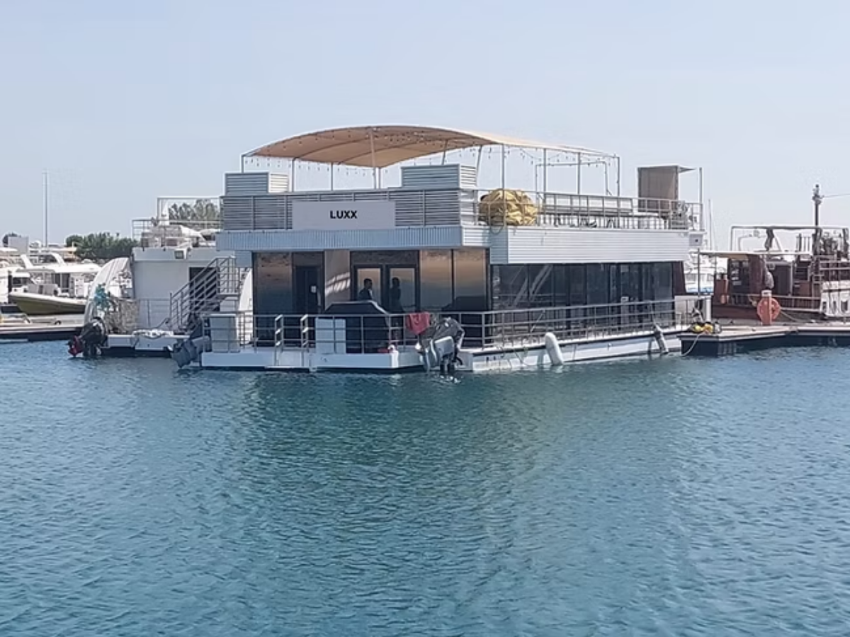 Luxx BB Houseboat